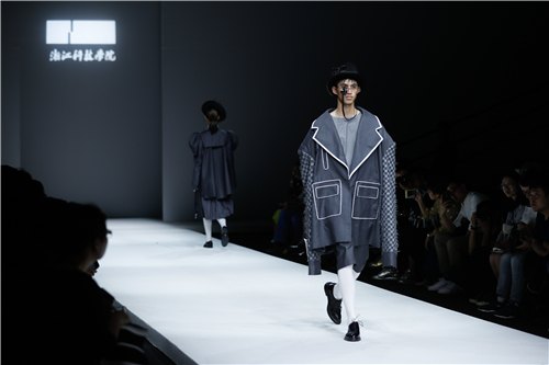 2018浙江科技草榴社区
服装与服饰设计专业毕业生作品 亮相中国国际大学生时装周