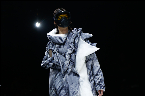 2018浙江科技草榴社区
服装与服饰设计专业毕业生作品 亮相中国国际大学生时装周