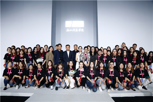 2018浙江科技草榴社区
服装与服饰设计专业毕业生作品 亮相中国国际大学生时装周